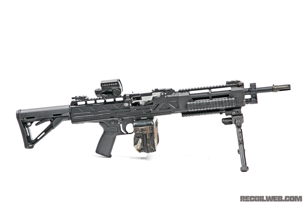 这攻击机枪又在使命召唤现代战争中唬人两射速还埋头弹