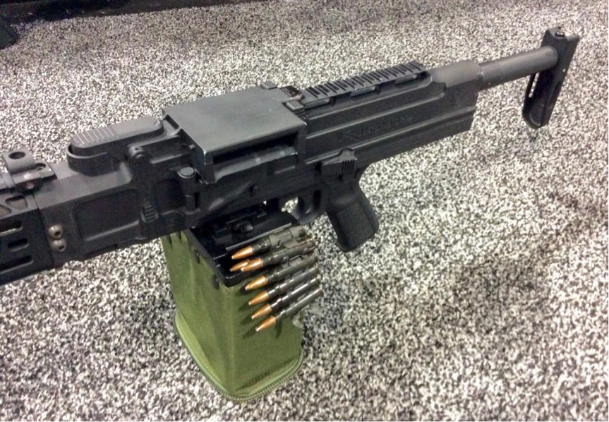 lamg的右侧,可以看见拉机柄槽和斯通纳96轻机枪相比,lamg做了巨大改进