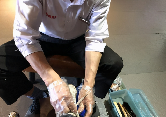 帮客人换丝袜后,海底捞又一"变态服务"上线,网友:一定得去