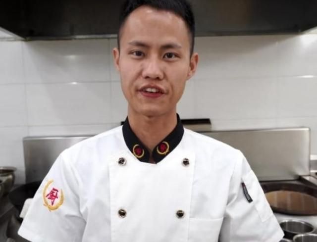 她是无意中看到王刚视频之后,才开始学做菜的,每一次炒菜要拿手机出来