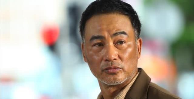 任达华,拍摄了非常多的警匪片儿,在剧中的形象也是非常的善变,但是有