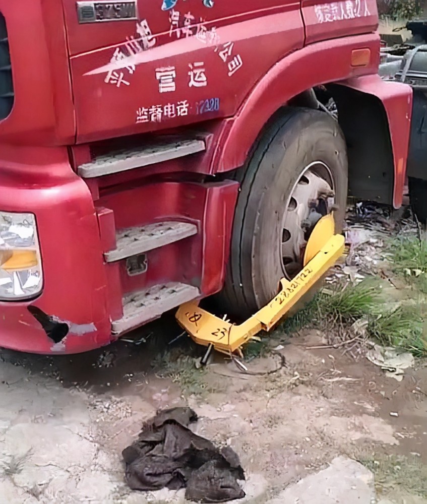 佛山街头随意锁车现象遭曝光停在车位也被锁开一个锁要200元