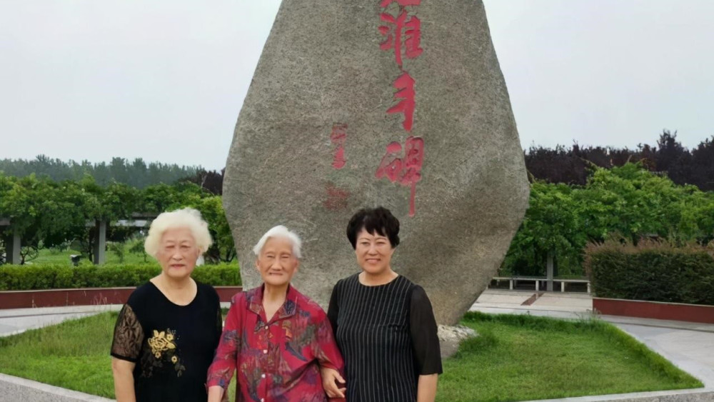 战士们吓坏了,忙问连长怎么回事,冯学永指着荧幕上的李秀英激动得说:"