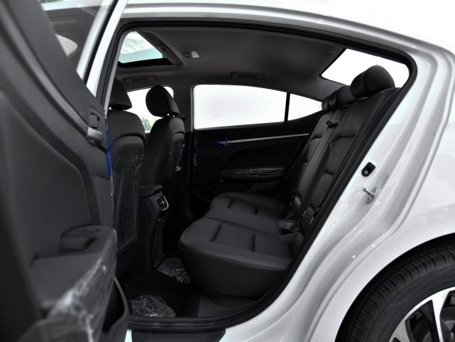 顶配不到15万质量很稳定外观内饰还挺显贵的实拍现代领动