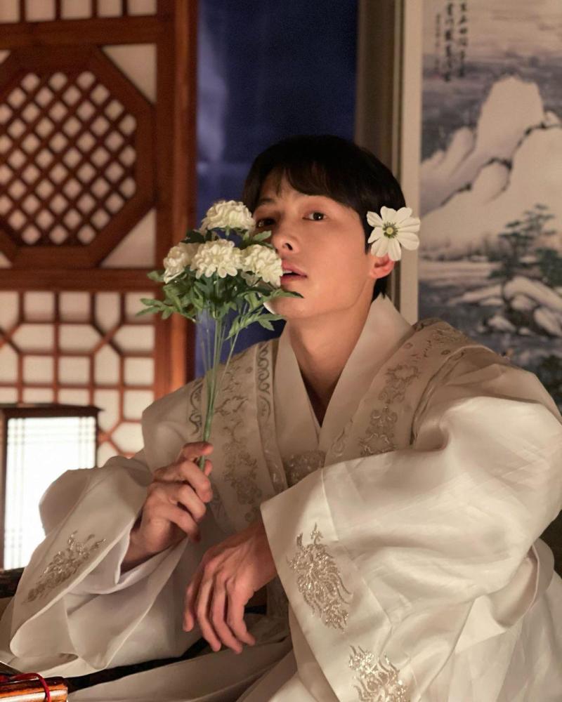 宋仲基晒古装造型,穿白色丝绸服帅气不失柔美,颜值回升到和宋慧乔离婚