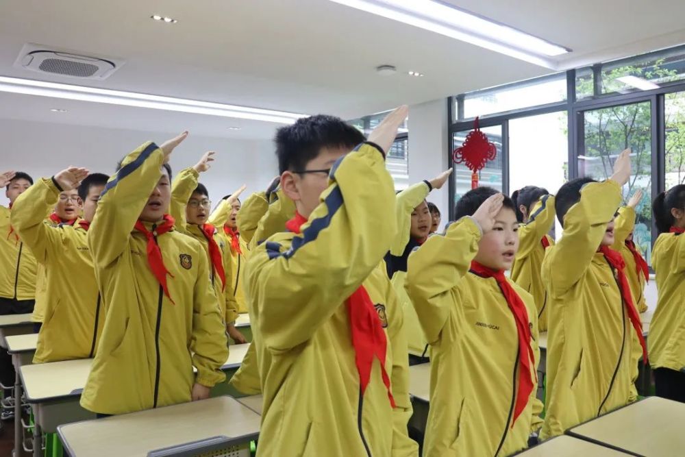 衢江杭州育才中学的升旗仪式_腾讯新闻
