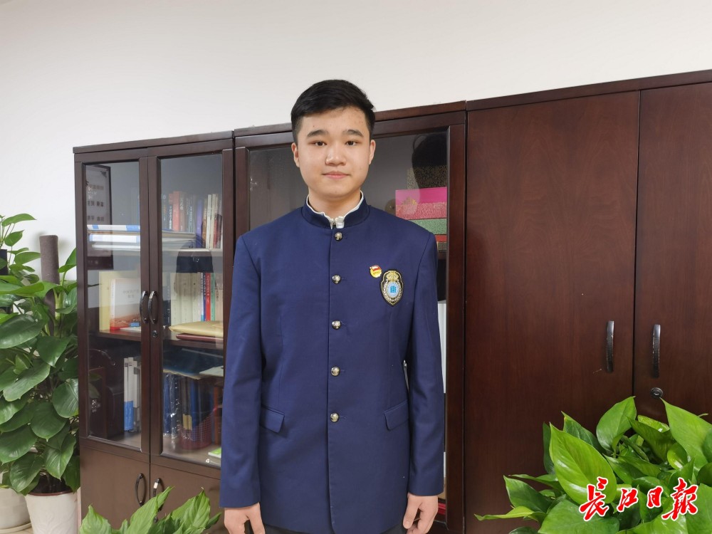 武汉外校高二男生获中学生外语素养大赛季军