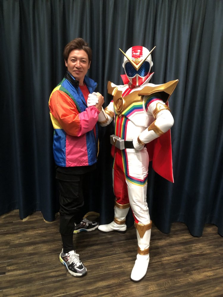 这位粉丝在推特上看到鹤野刚士的超级战队合影后,不禁生出一丝钦佩之