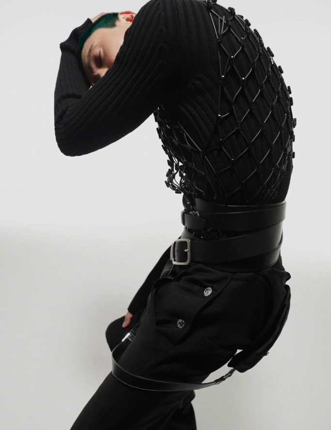 陈坤绿头发新造型曝光西服配拖鞋太奇特网友吐槽站姿像驼背