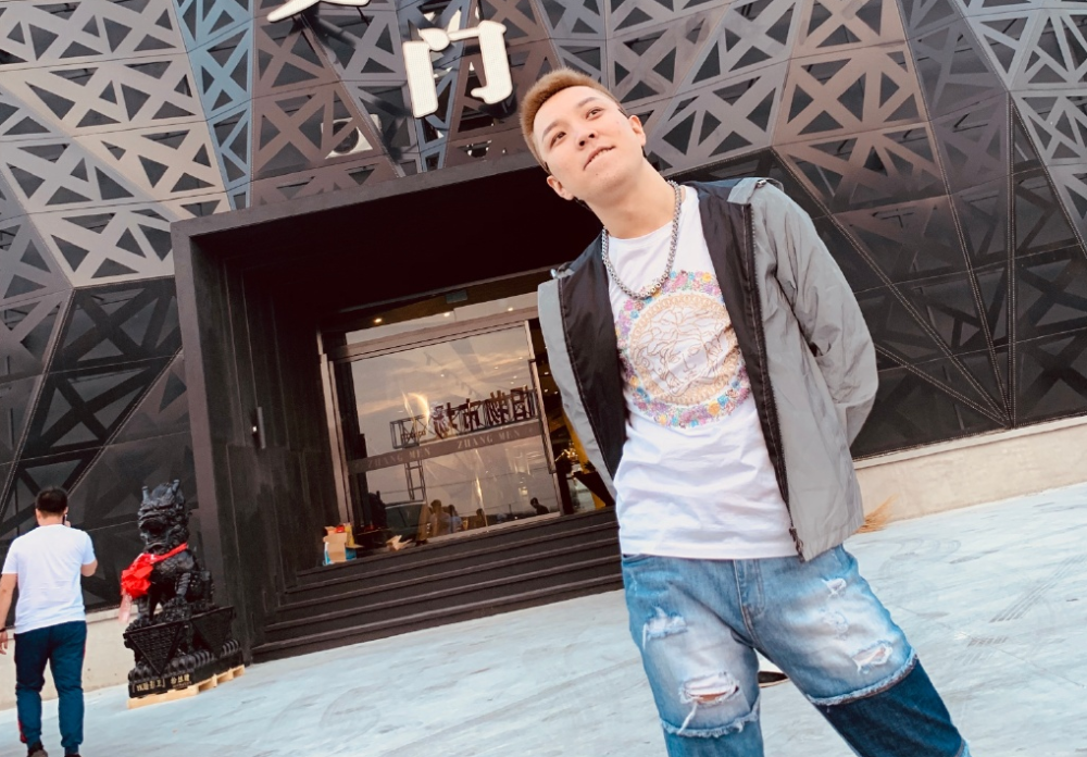 网红王小国高调入驻外站直播人气破万原平台各大主播前往连麦