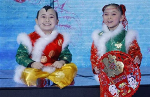 还记得红遍中国的"年画娃娃"吗?他已去世5年,妹妹现状如何?_腾讯新闻