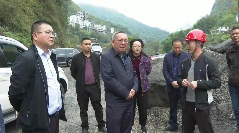 王斌先后到绥江县板栗镇污水处理厂施工现场,南岸镇仔猪养殖场,绥江县