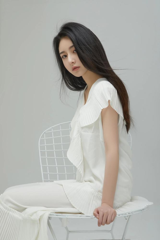 亭亭玉立的成都新生代95后女神艺人柴春月,颜值高,身材好,人品好