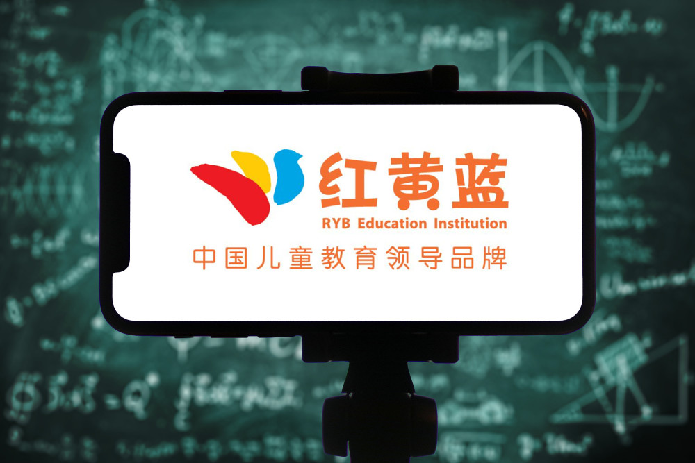 红黄蓝幼儿园男助教发"男童闻脚掌"照,已发生过多起恶劣事件