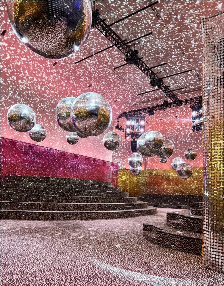 跟章子怡 王俊凯 景甜一起,在dior秀场里来一场复古迪斯科吧