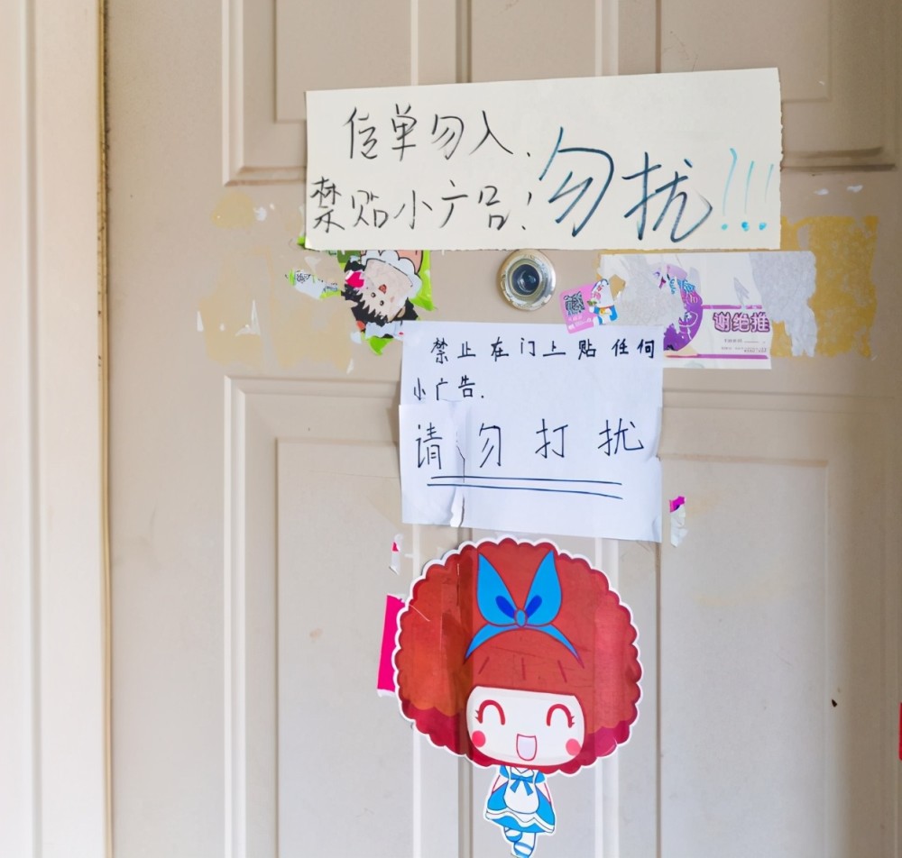 大学寝室门上标语走红个个都是人才辅导员看后哭笑不得