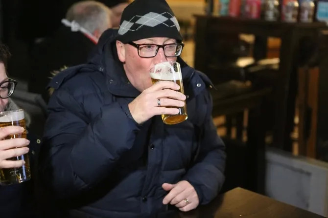 为了喝酒,这些刚解封不久的英国人也是拼了…_腾讯新闻