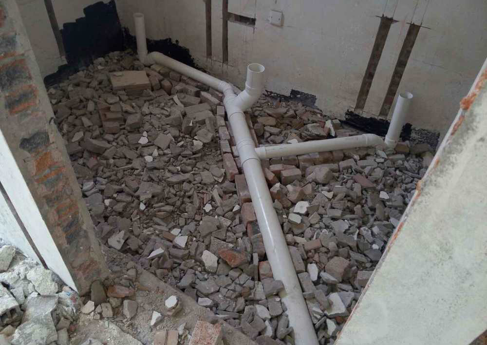 建渣其实就是建筑垃圾,最早期的卫生间回填,都是采用这种方式,施工时