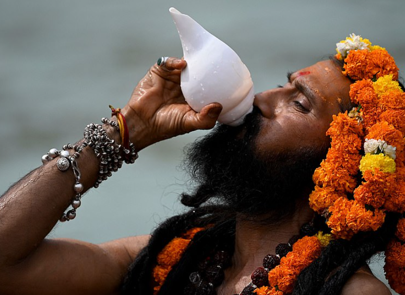 大壶节如期而至上万印度人满身是泥往恒河里钻祈祷能洗去罪孽