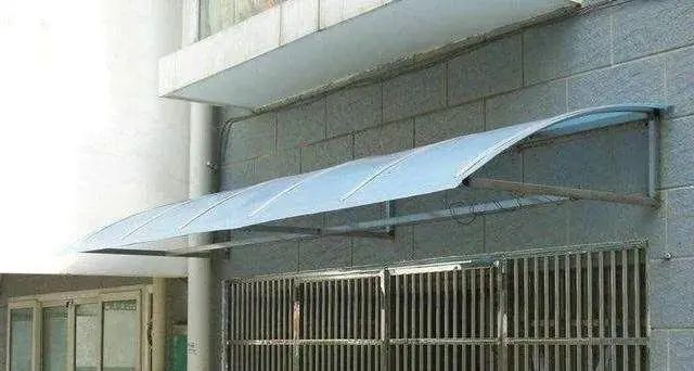 专题|拆除可燃雨棚:既要"消"隐患也要"消"民愁_腾讯新闻