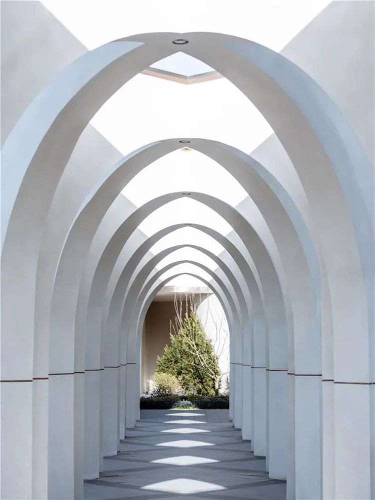 建筑正立面是一段拱形的引导墙,连续的拱券并排而立,通过对这种经典