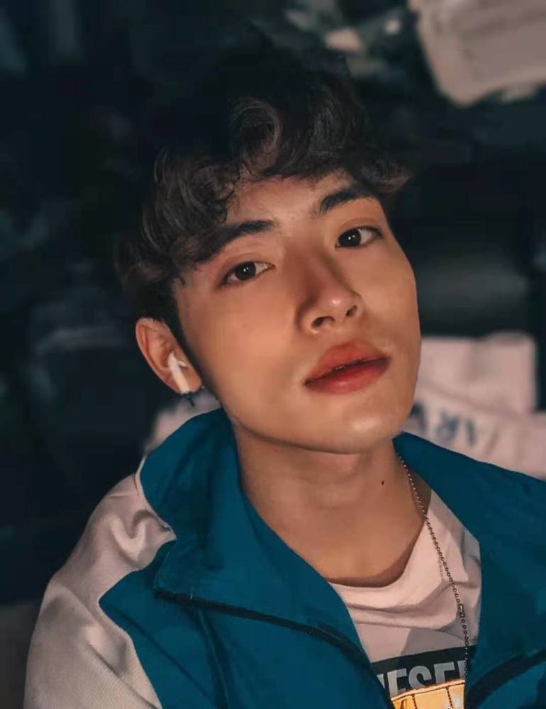 力丸宝藏男孩实锤能唱能跳太有实力了穿天空蓝卫衣帅翻了