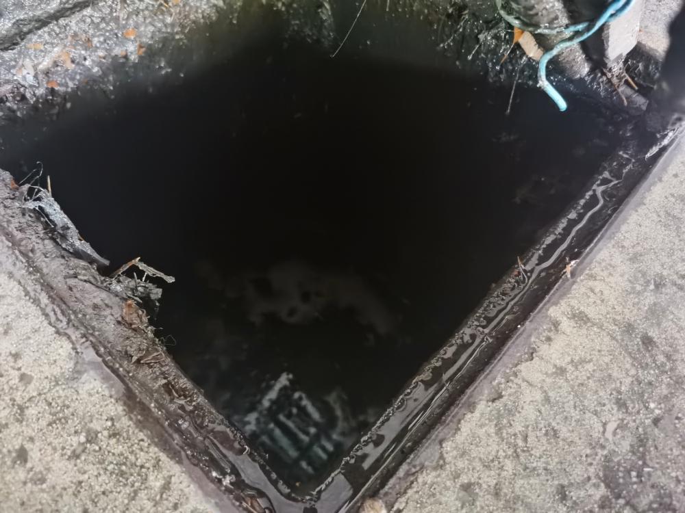 小区车库无证洗车店污水四溢,店主:"水费单不是写了污水处理费吗?