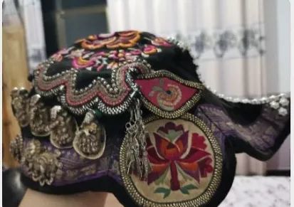 服饰▲哈尼支系腰带搭摆▲哈尼支系公鸡帽▲哈尼支系儿童服饰▲甲寅