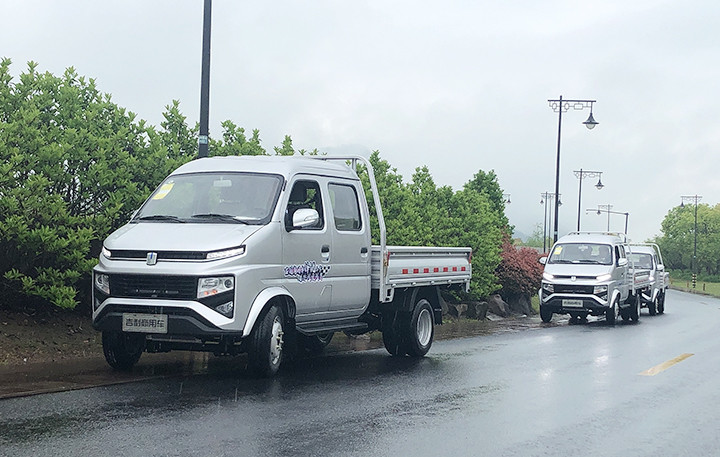 顶雨试驾玩刺激不愧出身乘用车吉利锋锐小卡开出suv的感觉