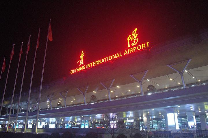 八是香港赤鱲角国际机场 ,赤鱲角位于中国香港西部海域,是中国香港第