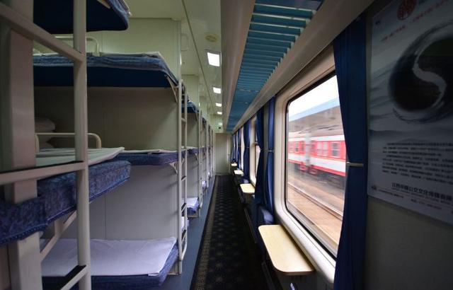 在火车卧铺睡觉的时候,为什么有人说要头朝过道睡?可算知道了