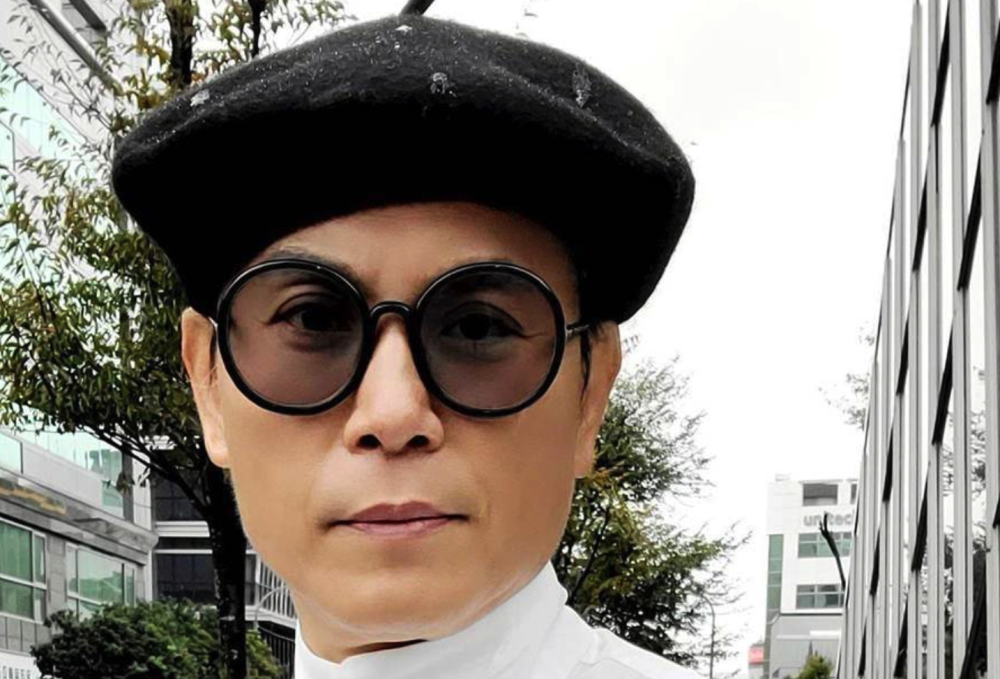 演员陈霆违章停车被开罚单反被网友怒赞女儿直播哭诉遭霸凌