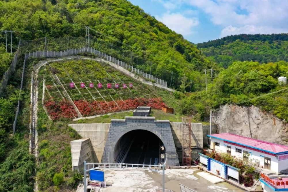 中国机械化智能化示范工程郑万高铁高家坪隧道贯通