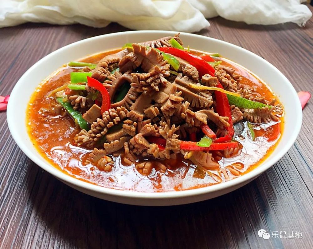 用面条搭配瘦猪肉片,笋片和雪菜,最后再淋一勺爆炒腰花做浇头,猪油渣