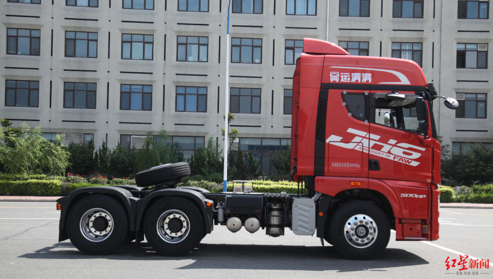 贴了车标的运满满货车 图据运满满官方