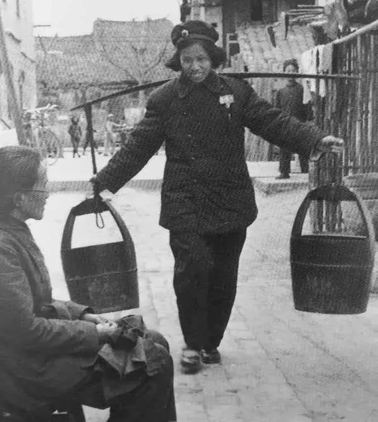 在派出所陈列室里,静静地躺着一根老旧的扁担和一个水桶,这是南宁市