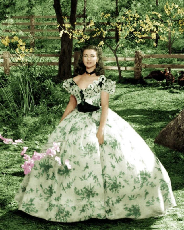 有一种时髦,叫乱世佳人的费雯丽,54岁老年穿衣也贤淑清丽