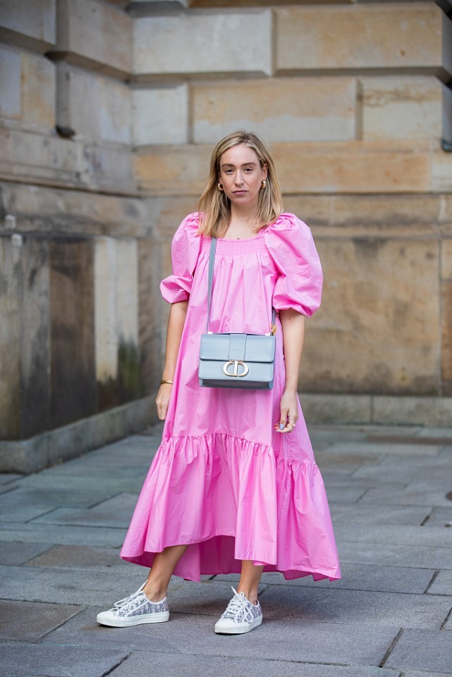 对于粉色泡泡袖的连衣裙,在裙身加入褶皱的设计感是非常不错的,增时髦