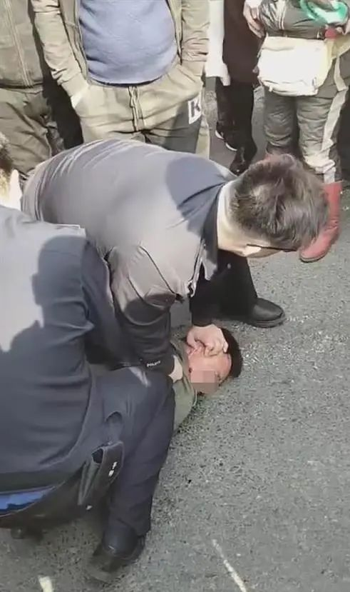 哈尔滨一男子街头持利器行凶警方最新通报