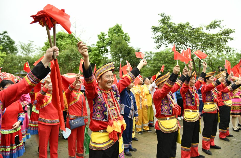 隨後歌舞《唱支山歌給黨聽》,壯族扁擔舞《扁擔挑起新時代》,舞蹈《我