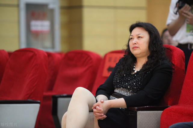 51岁的河北女人,年薪550万元,管理3000亿公司,凭啥?