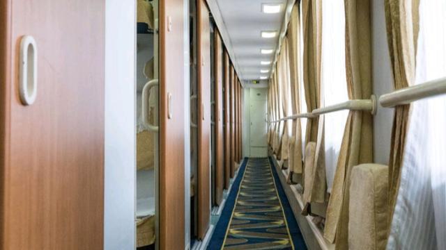 火车的乘务员为什么到了凌晨,就会帮乘客拉上窗帘?可算知道了