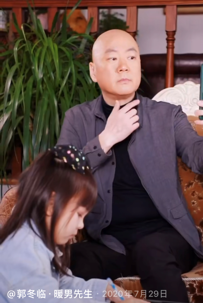 个版本,说演员张凯丽是他的老婆,不过张凯丽很快证实自己老公另有其人