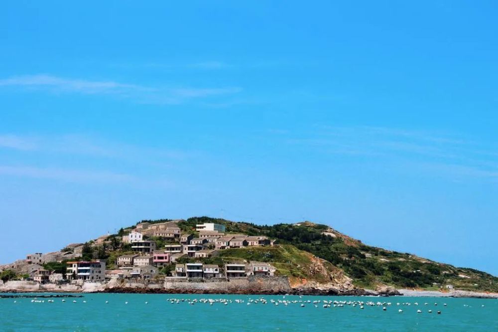 "草屿岛又称翡翠岛,是台湾海峡的一颗绿宝石.