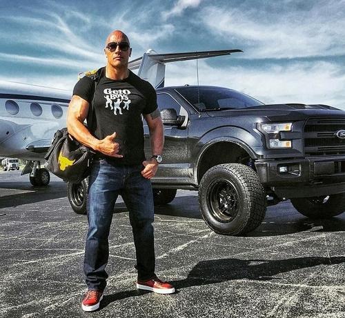 巨石强森在我们的印象中应该是这样的,全身肌肉,发亮的光头和黝黑的