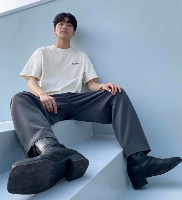 白t恤休闲裤很帅气的搭配男生夏日这样穿衣尽显阳光潮男范