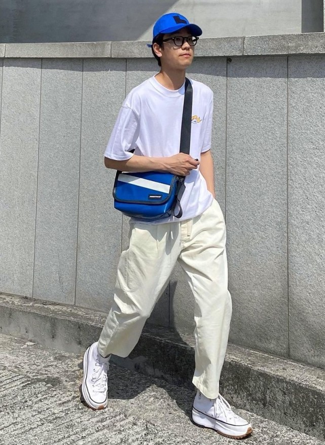白t恤休闲裤很帅气的搭配男生夏日这样穿衣尽显阳光潮男范