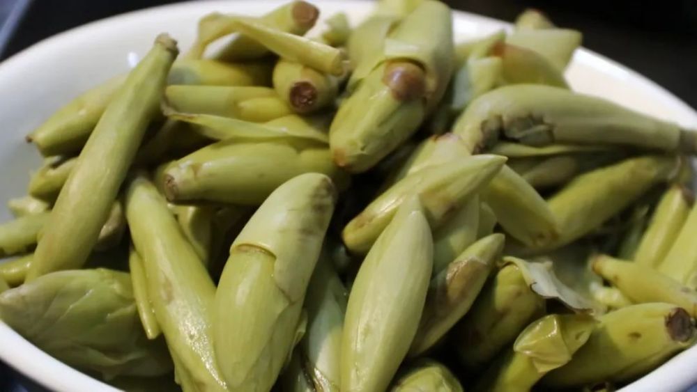 舂酸包包▲烩树头菜帕哈煎蛋是喜爱者大快朵颐,不喜者避之千里的一