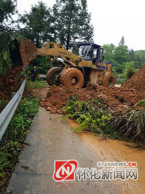 通道独坡:骆团村及时清理道路塌方确保村民出行安全