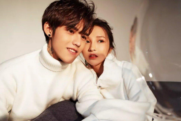 何婧婧怀孕后前男友殷世航直播间内涵个子矮网友吐槽败人品